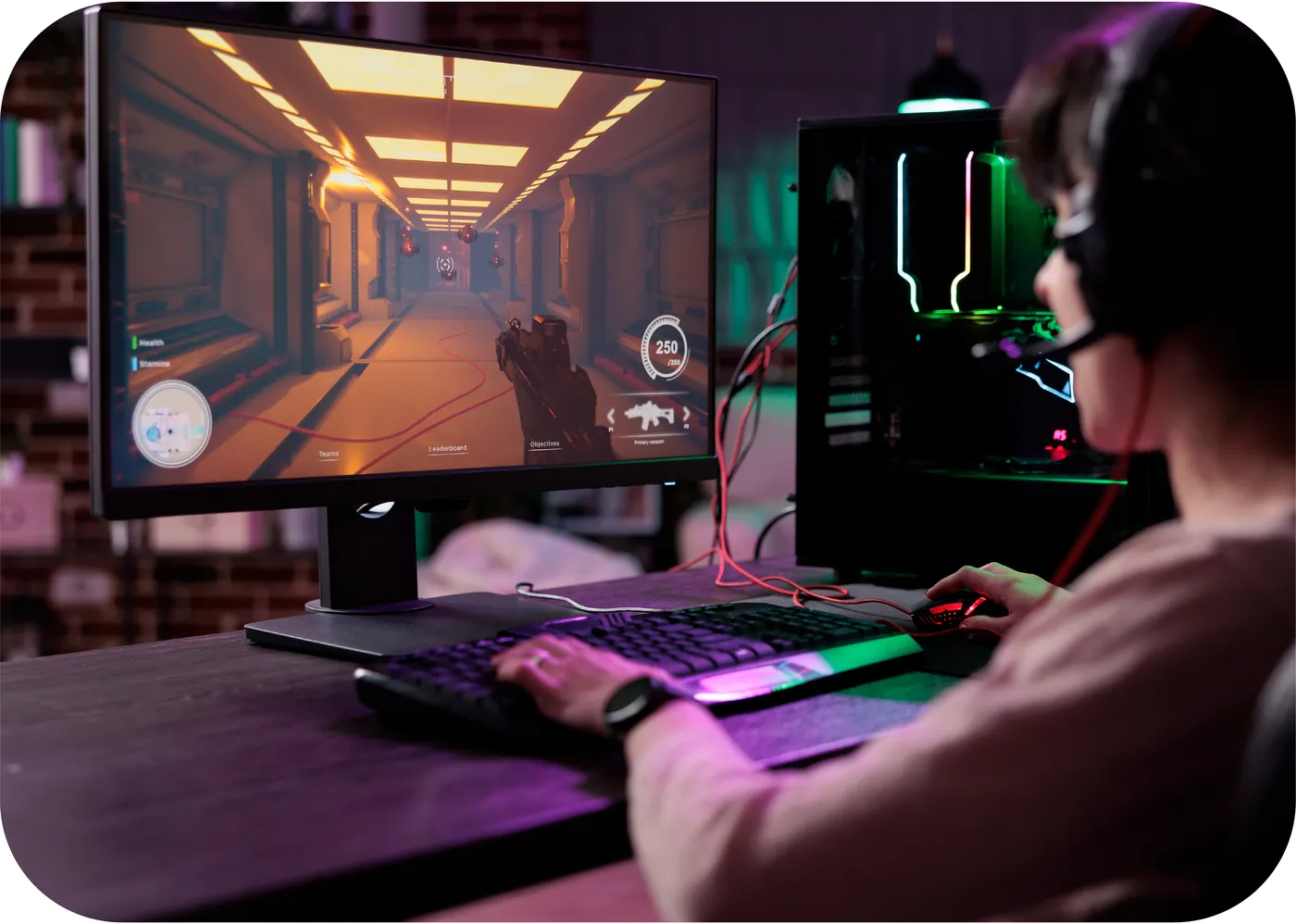 Persona jugando videojuegos en su computadora