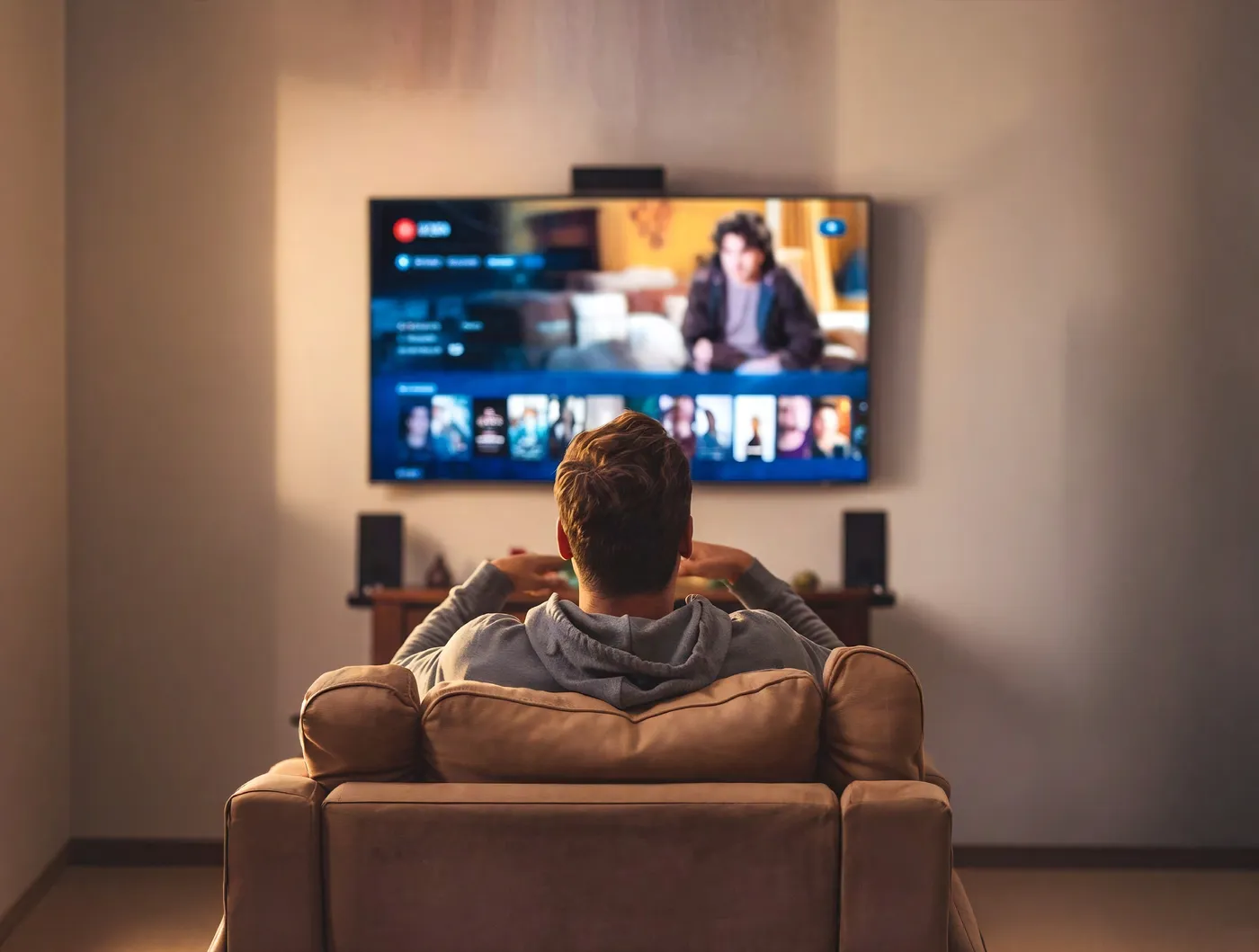 Hombre viendo Streaming TV en su sala