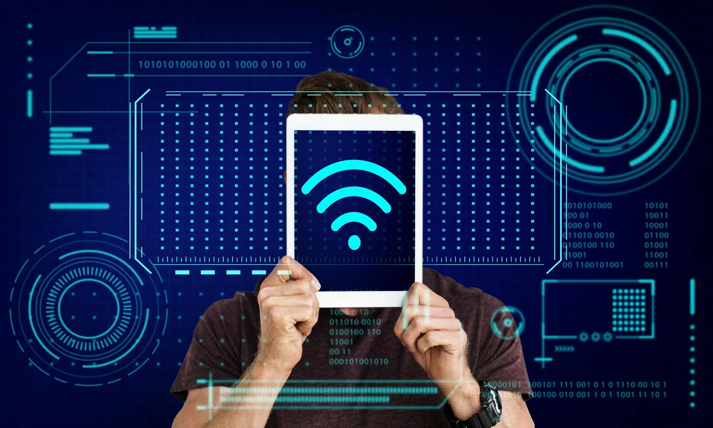 Persona sosteniendo una tablet con símbolo de WiFi