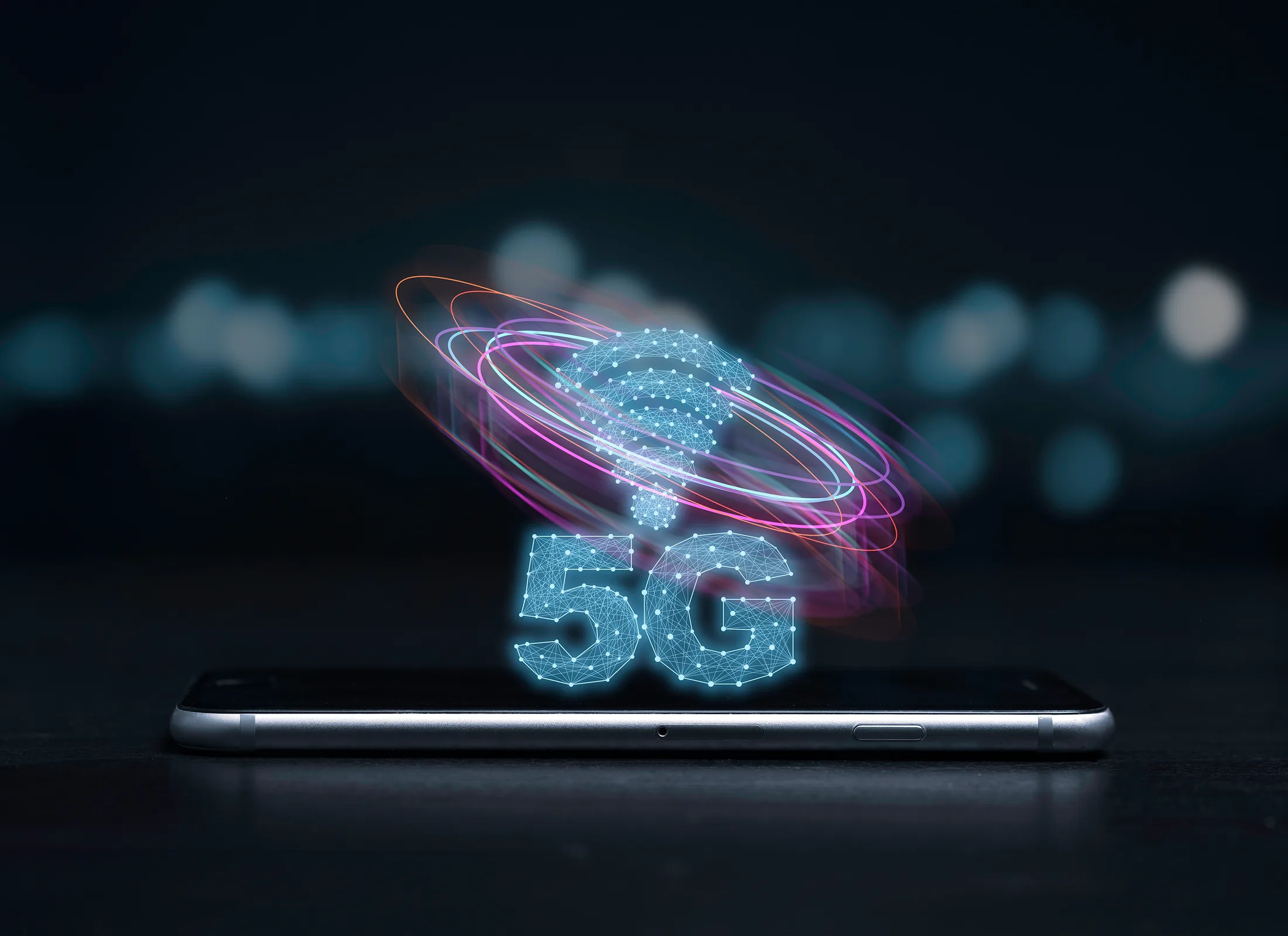 Internet móvil de alta velocidad: Smartphone mostrando un holograma brillante de red 5G y señal Wi-Fi.