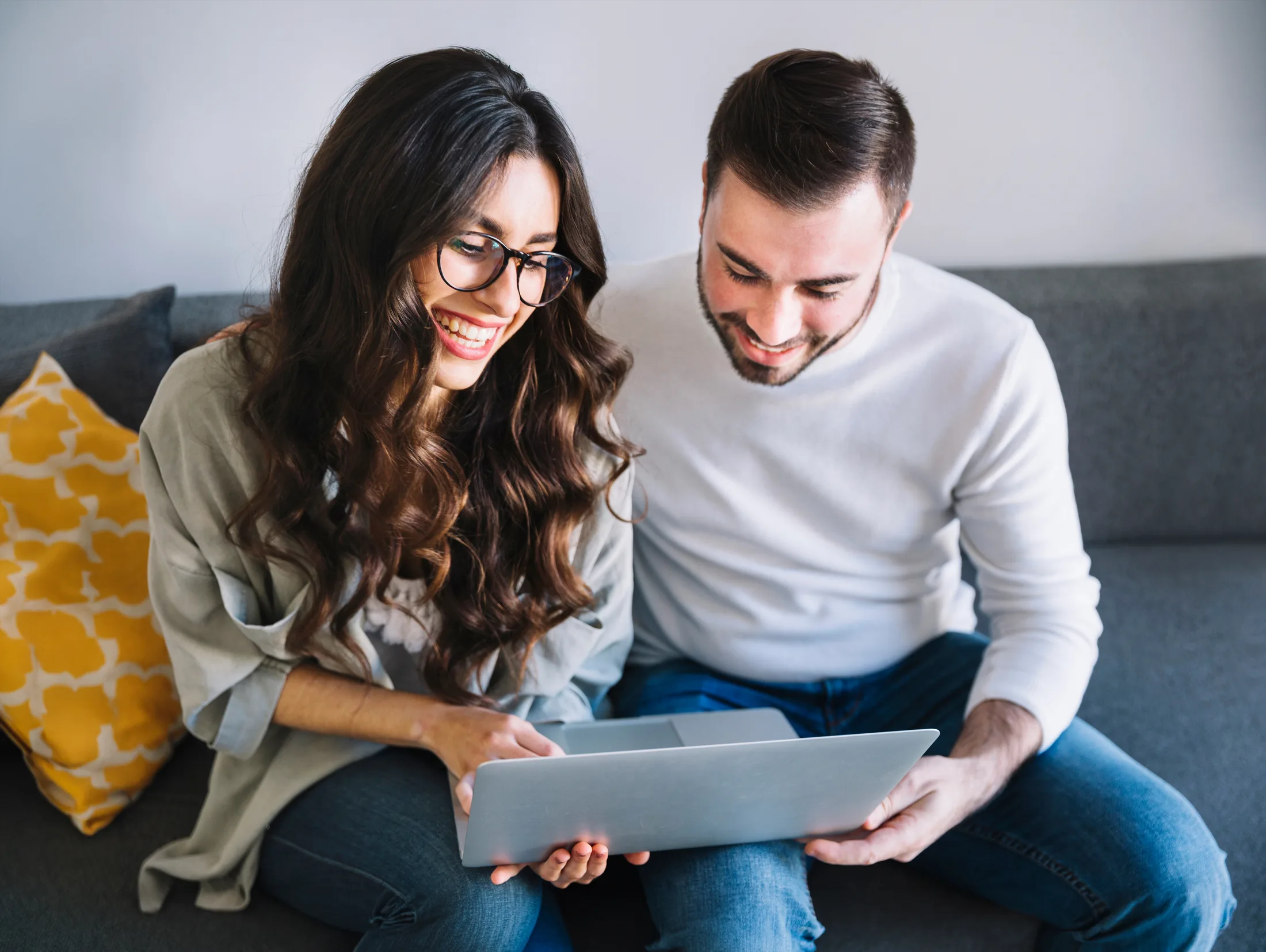 Pareja latina comparando planes de internet residencial y home internet en Estados Unidos para encontrar el mejor proveedor de fibra óptica con alta velocidad.