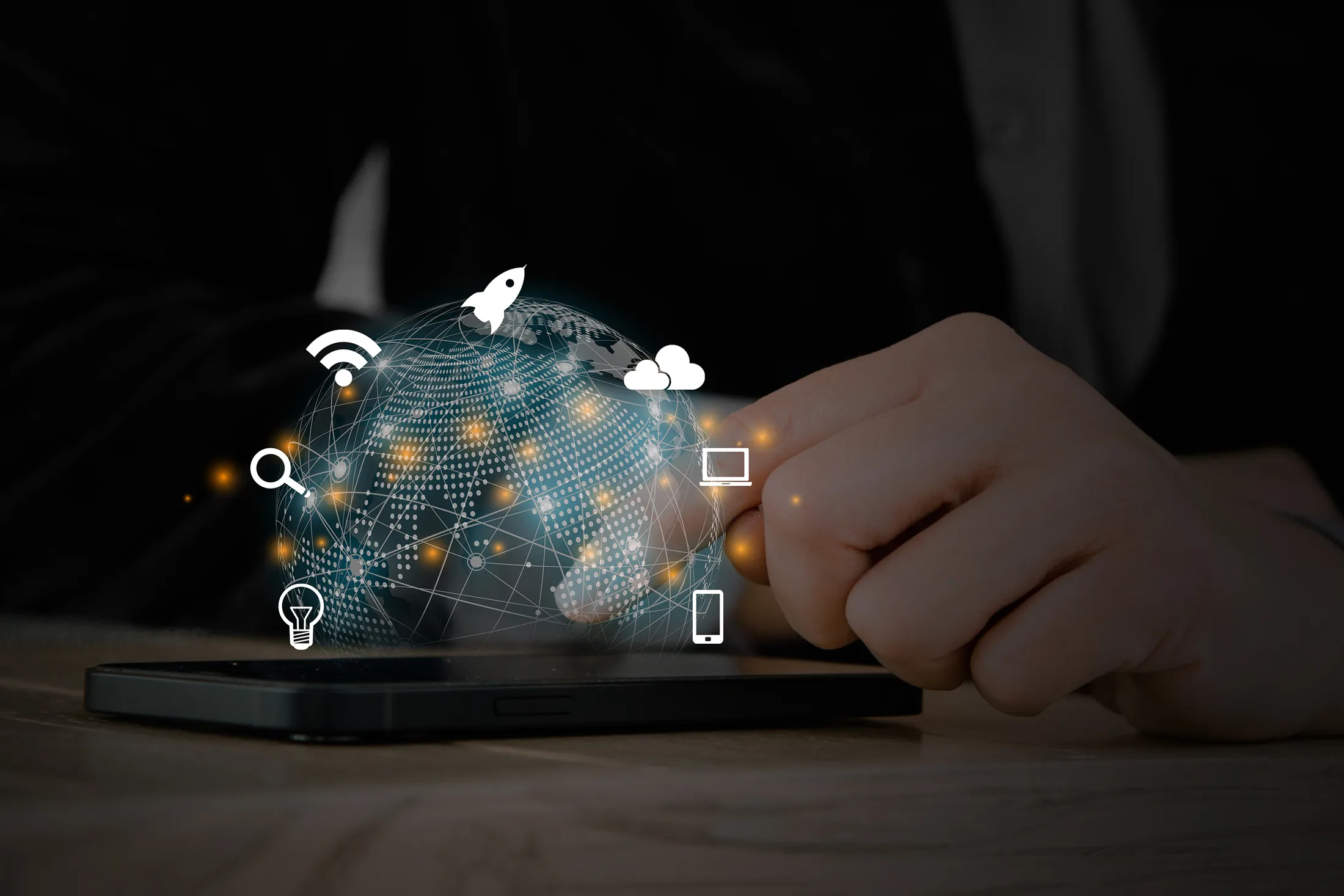 Conexión global: Mano interactuando con un globo terráqueo digital y señal Wi-Fi sobre un smartphone.