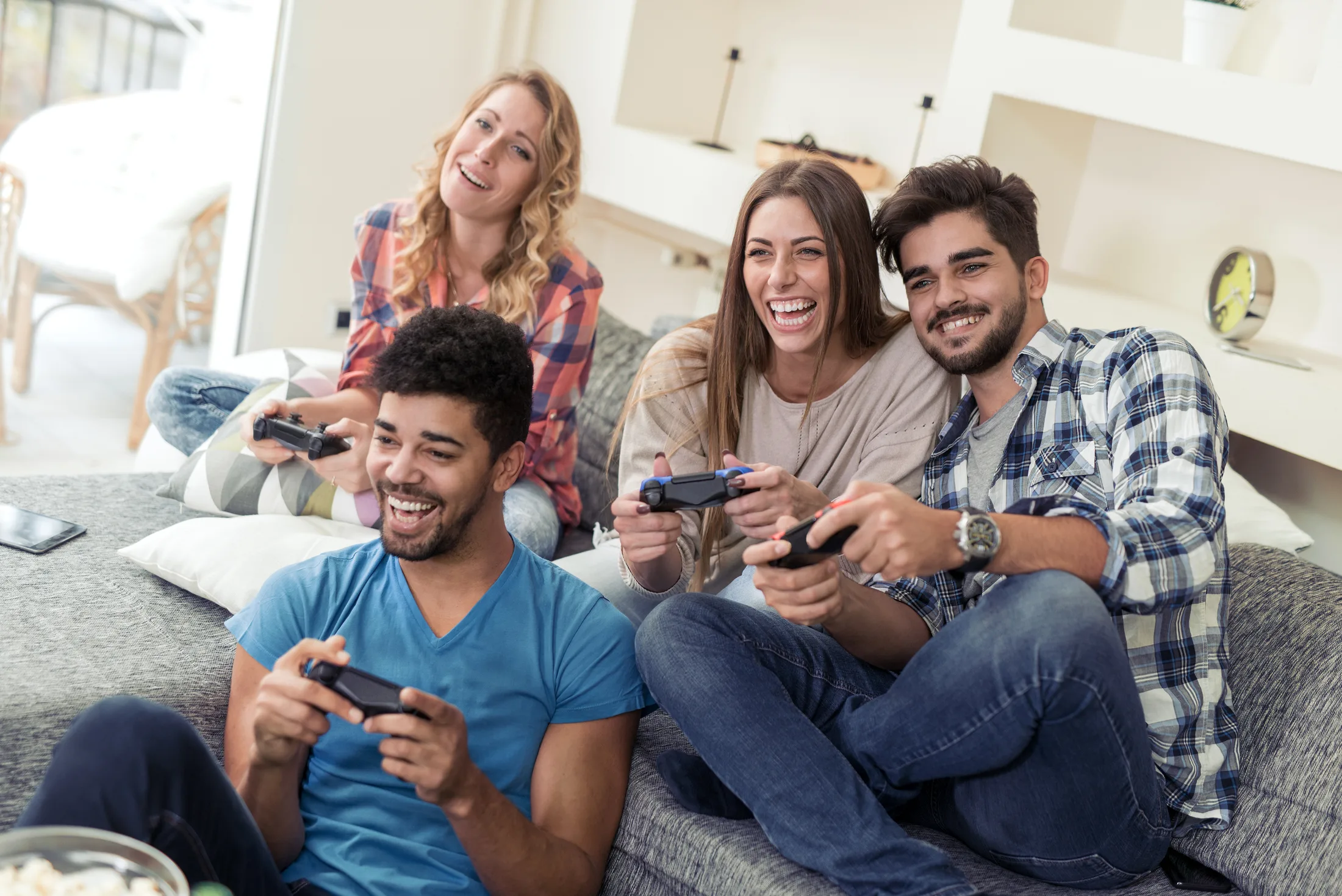 Gamers disfrutando multijugador online con Wi-Fi rápido en hogar en Estados Unidos.