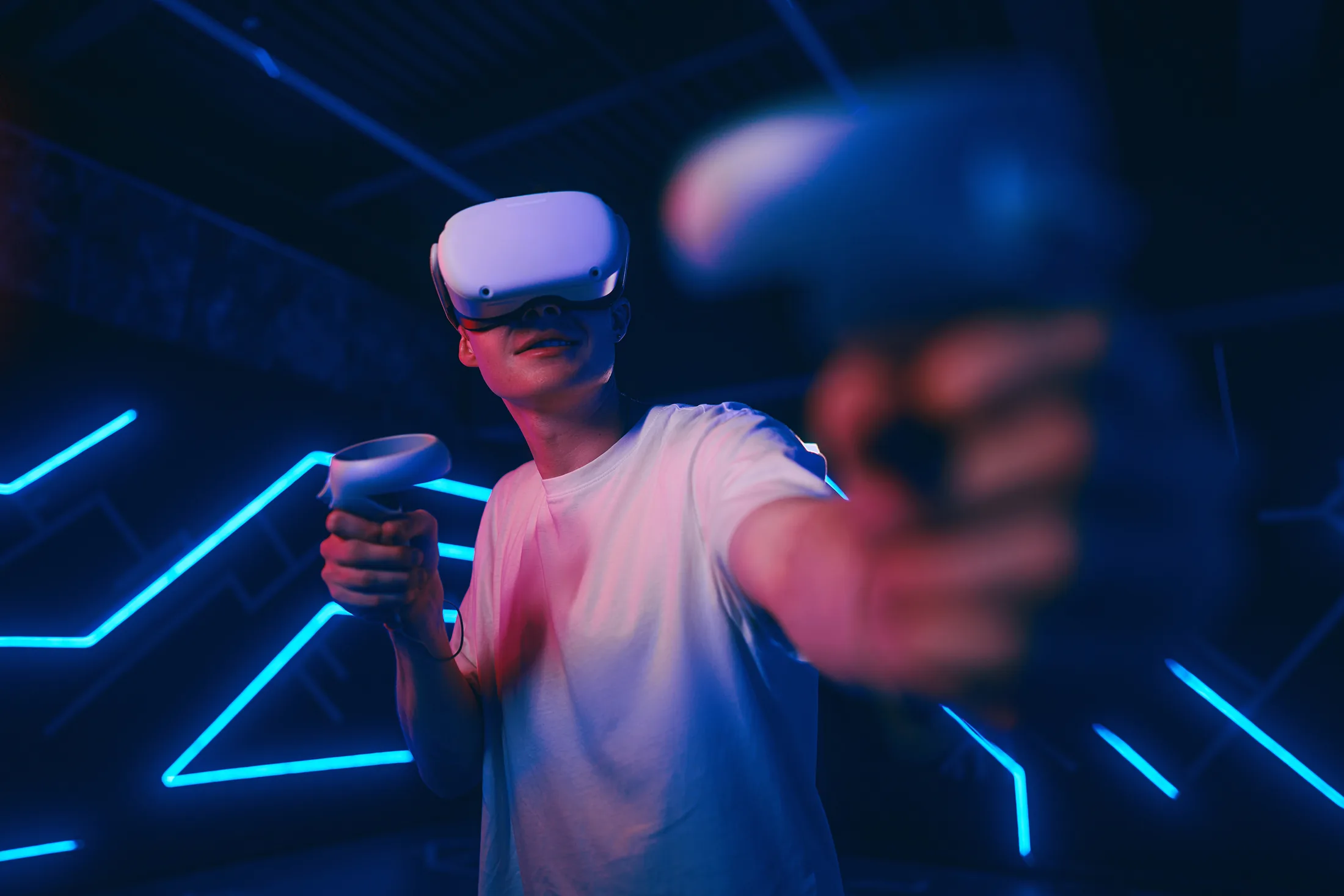 VR gaming sin lag: Hombre usando un headset y controles de realidad virtual jugando online con internet rápido.