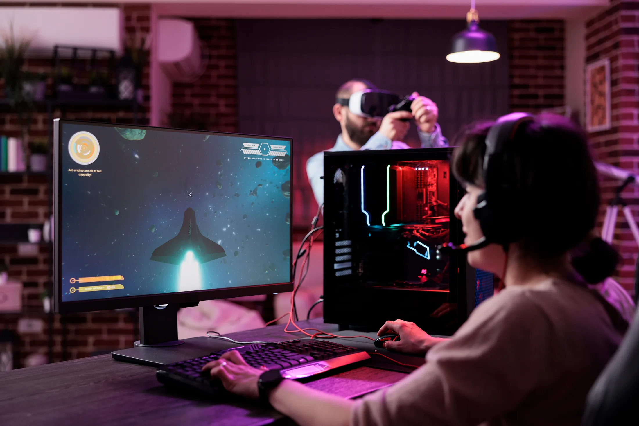 Persona jugando videojuegos en una PC gamer con internet de alta velocidad y conexión de fibra óptica para disfrutar de una experiencia sin interrupciones.