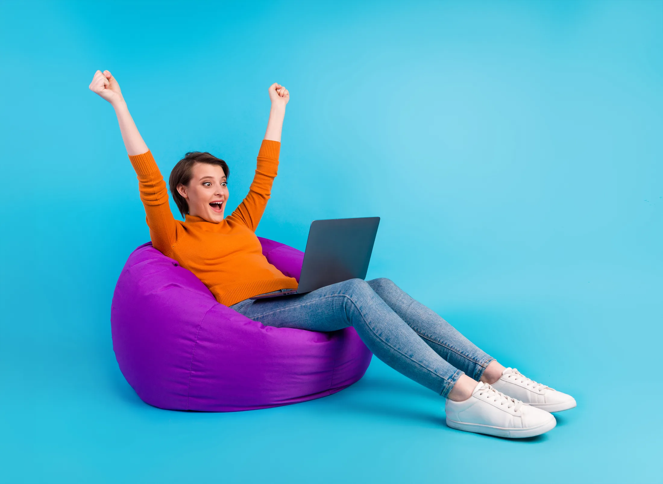 Persona disfrutando de internet residencial de alta velocidad y home internet en Estados Unidos mientras utiliza una laptop con una conexión rápida y estable.