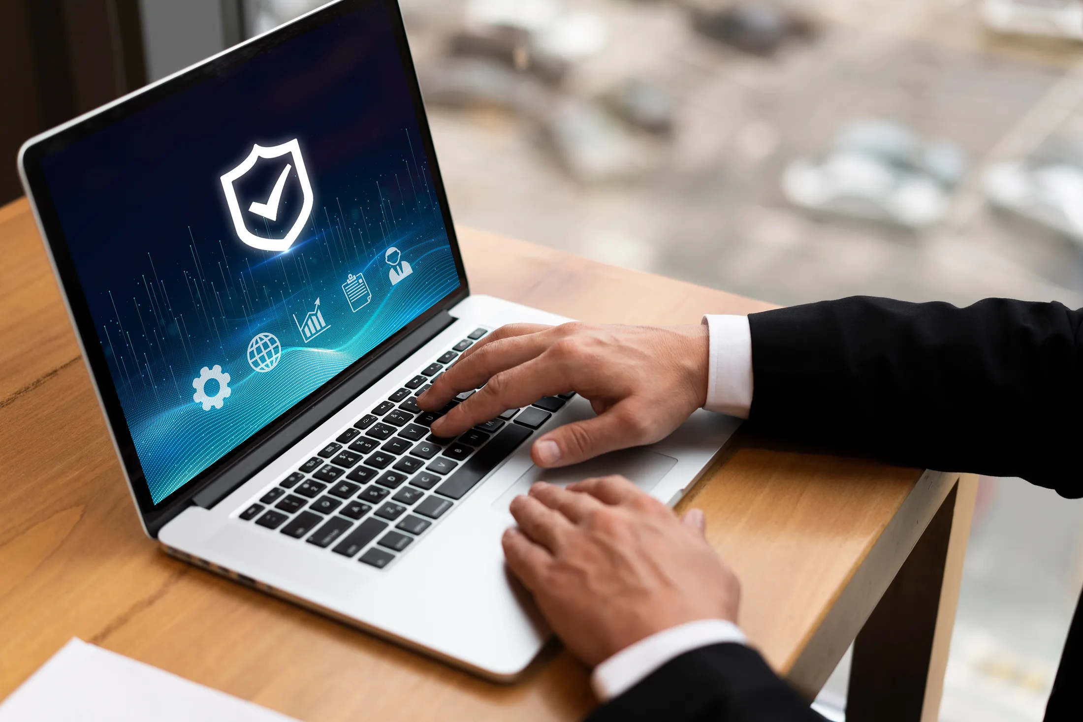 Navegación segura: Laptop con escudo de protección para una conexión a internet segura.